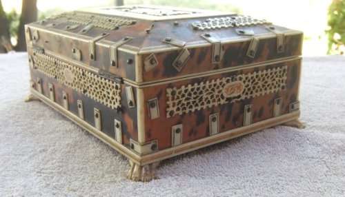 19TH CENTURY GENUINE TORTOISE SHELL AND BONE DESK BOX !