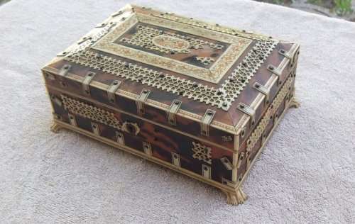 19TH CENTURY GENUINE TORTOISE SHELL AND BONE DESK BOX !