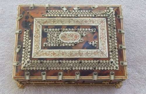 19TH CENTURY GENUINE TORTOISE SHELL AND BONE DESK BOX !