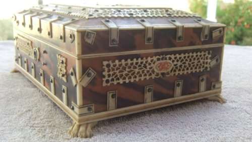 19TH CENTURY GENUINE TORTOISE SHELL AND BONE DESK BOX !