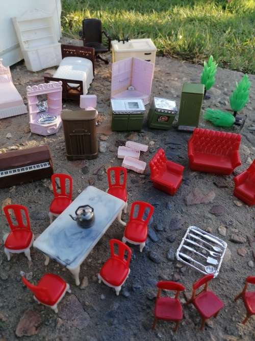 LARGE COLLECTION OF DOLLS HOUSE FURNITURE - HONG KONG AND ENGLISH - JOBLOT