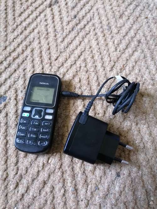 Nokia 1280 working with charger. Screan crack