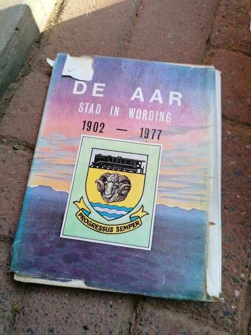 Skaars boek geteken deur paar bekendes,. de aar stand in wording 1902-1977