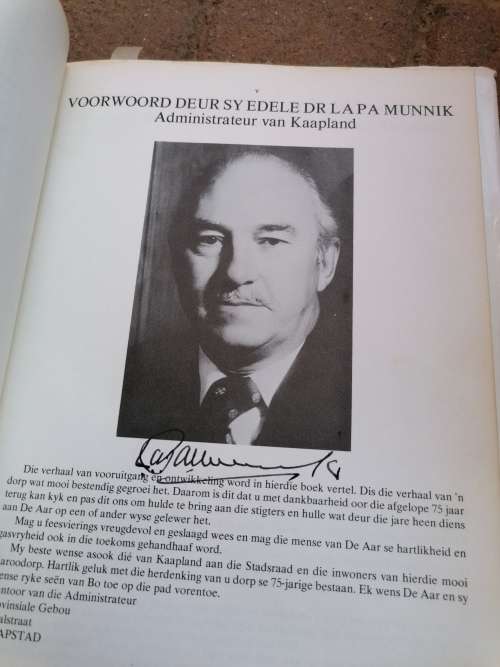 Skaars boek geteken deur paar bekendes,. de aar stand in wording 1902-1977