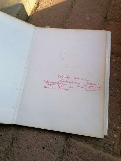 Skaars boek geteken deur paar bekendes,. de aar stand in wording 1902-1977