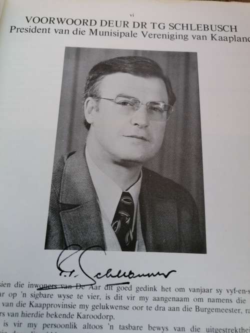 Skaars boek geteken deur paar bekendes,. de aar stand in wording 1902-1977