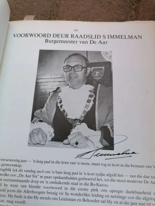 Skaars boek geteken deur paar bekendes,. de aar stand in wording 1902-1977