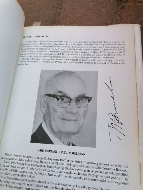 Skaars boek geteken deur paar bekendes,. de aar stand in wording 1902-1977