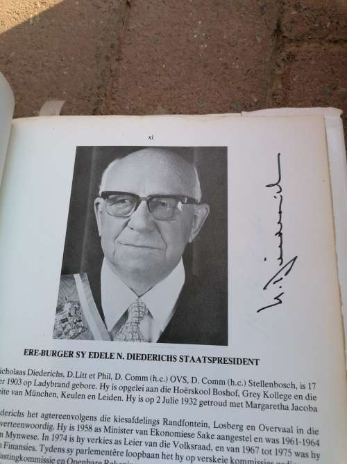 Skaars boek geteken deur paar bekendes,. de aar stand in wording 1902-1977
