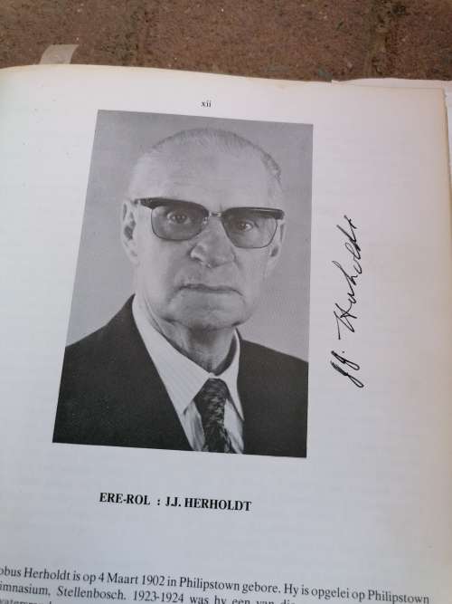 Skaars boek geteken deur paar bekendes,. de aar stand in wording 1902-1977