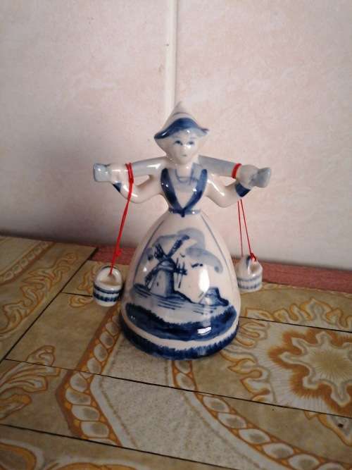 COLLECTIBLE DELFT BLUE HOLLAND DUTCH WATER GIRL PORCELAIN