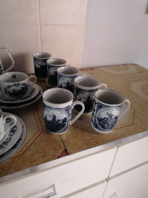 Large delft blauw tea and coffee porcelain set Only one tea cup have a chip other than that all good