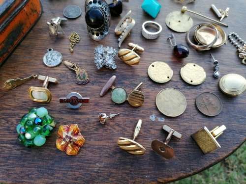 AN OLD TIN WITH BITS AND BOBS