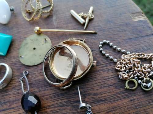 AN OLD TIN WITH BITS AND BOBS