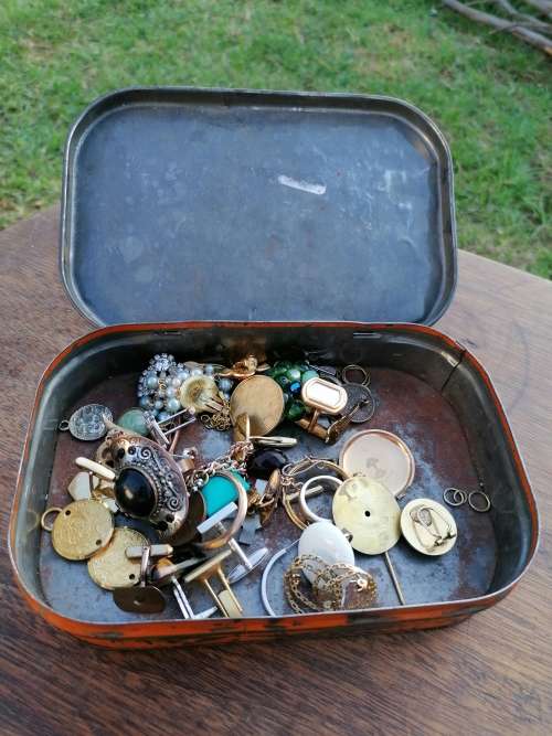AN OLD TIN WITH BITS AND BOBS