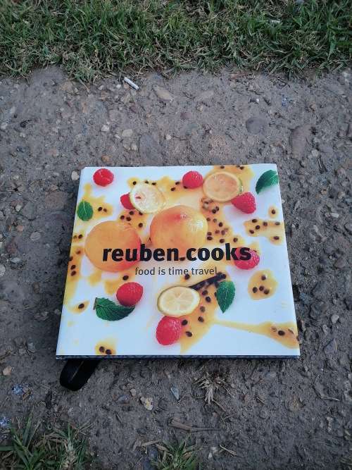 Reuben cooks - Food is time travel (Hardcover)