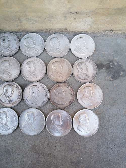 Huge lot silver Verwoerd one rand coins. Some very nice condition