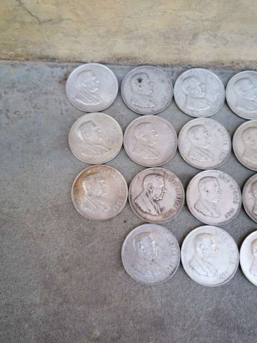 Huge lot silver Verwoerd one rand coins. Some very nice condition