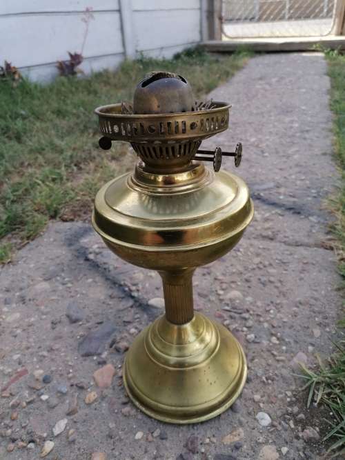 DOUBLE WICK KEROSENE LAMP