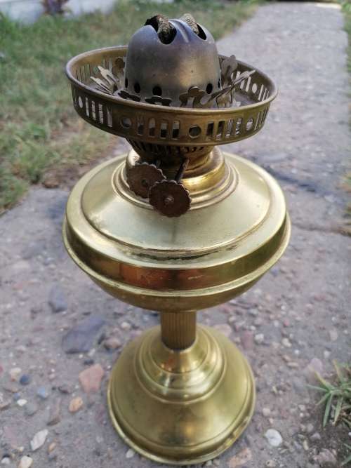 DOUBLE WICK KEROSENE LAMP
