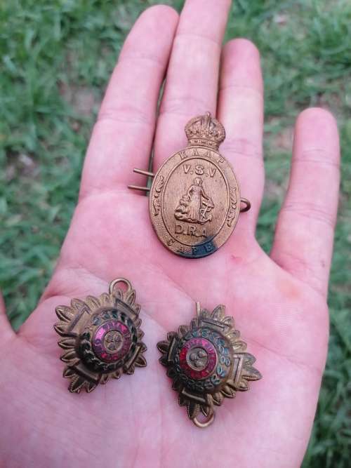 South Africa Cape Defence Rifle Association Cap Badge - King`s Crown with pips
