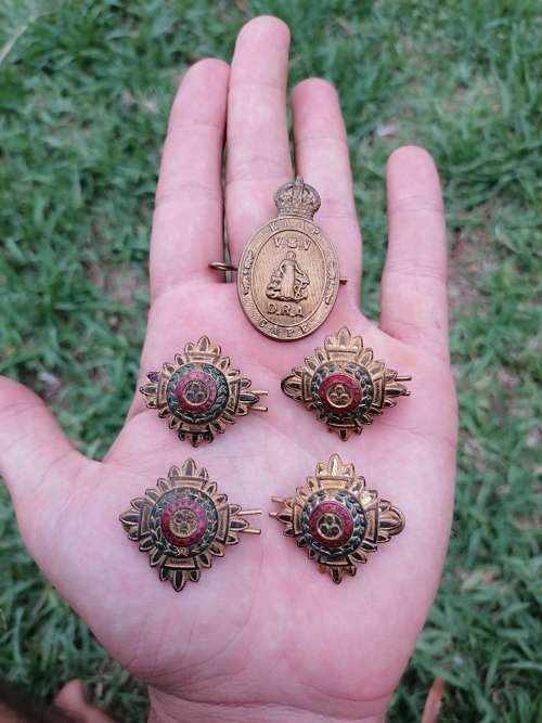 South Africa Cape Defence Rifle Association Cap Badge - King`s Crown with pips