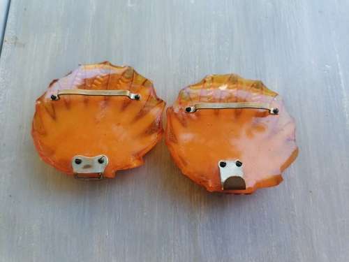AN ART DECO LUCITE / BAKELITE TYPE FLORAL MOTIF BELT BUCKLE