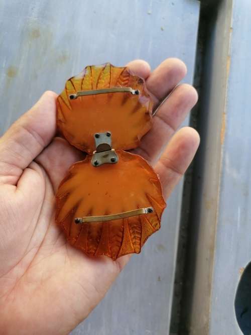 AN ART DECO LUCITE / BAKELITE TYPE FLORAL MOTIF BELT BUCKLE