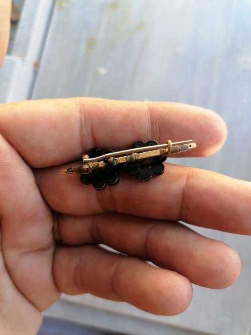 AN AMAZING ANTIQUE 9CT GOLD BAR BROOCH WITH BEAUTIFULLY FACETED GARNETS
