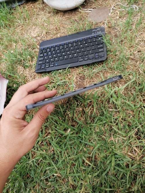 Small, wireless and solid keyboard with Bluetooth