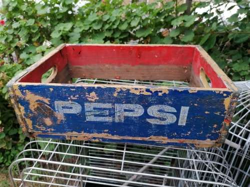Vintage 1960s pepsi crate. Some paint still need to be removed