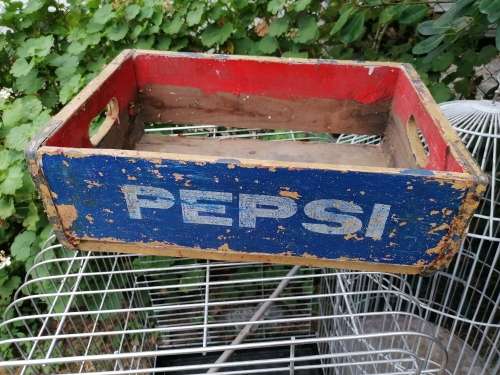 Vintage 1960s pepsi crate. Some paint still need to be removed
