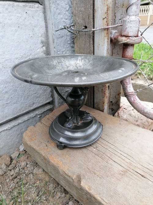Vintage bowl. The bottom have some dents. Lovely detail