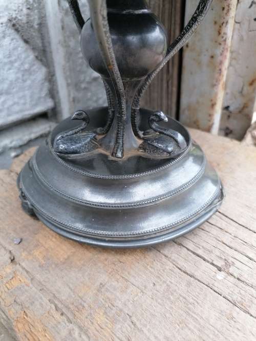 Vintage bowl. The bottom have some dents. Lovely detail