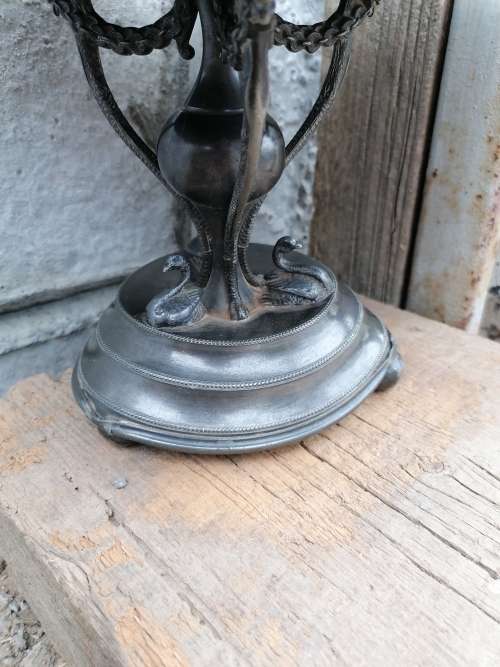 Vintage bowl. The bottom have some dents. Lovely detail