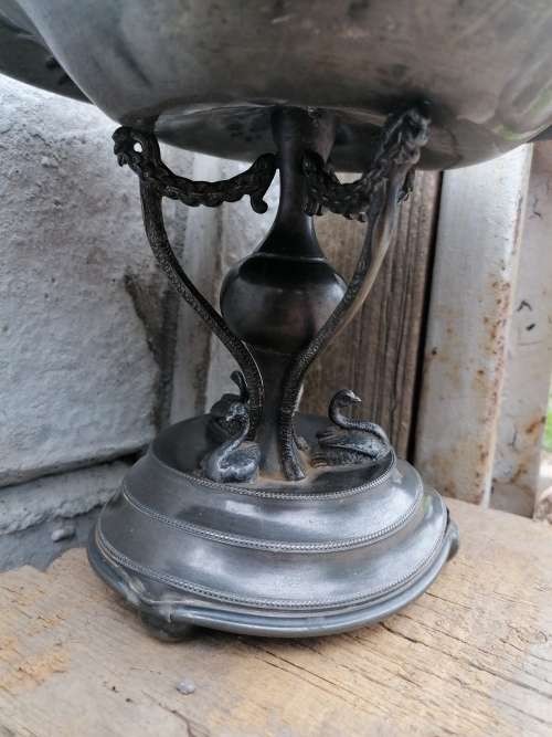 Vintage bowl. The bottom have some dents. Lovely detail