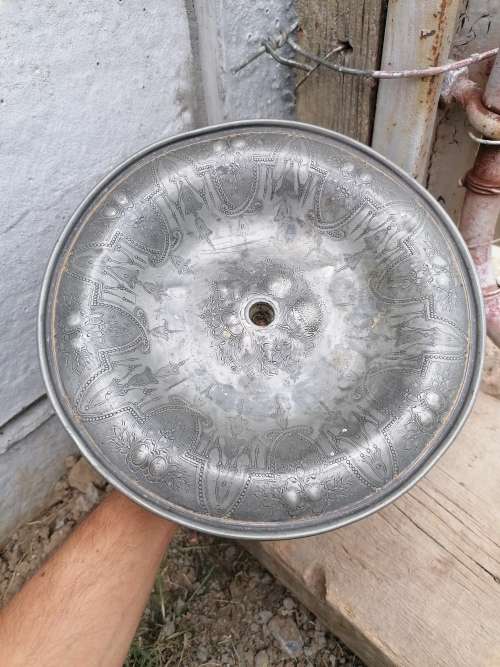 Vintage bowl. The bottom have some dents. Lovely detail