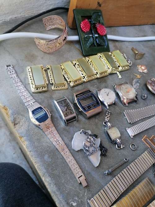 vintage jewellery lot mostly broken odds as 1 lot