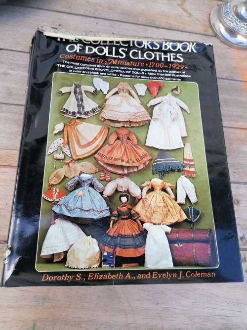 The collectors book of dolls clothes 1700-1929