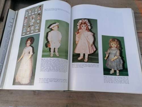 The collectors book of dolls clothes 1700-1929