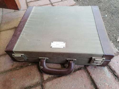 MOOI OU SKOOL KOFFER MET KARAKTER NAAM PLAATJIE L.SWARTS ST5 BEACONHURST