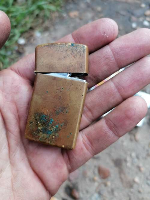 Vintage lighters. Need some work included a original zippo. Working condition