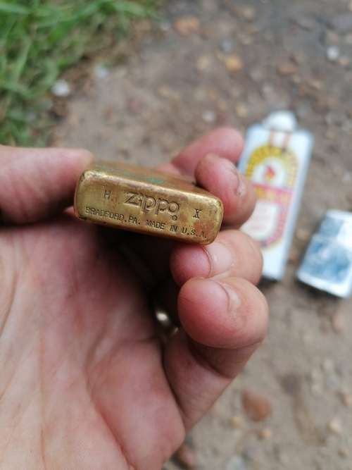 Vintage lighters. Need some work included a original zippo. Working condition