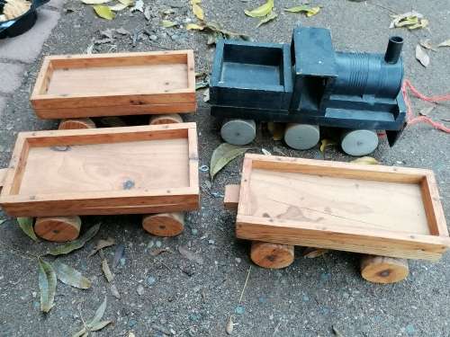 Oulike handgemaakte kinder trein stelletjie.