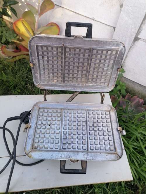 VINTAGE ELECTRIC WAFFLE MAKER BAKER IRON GRILL