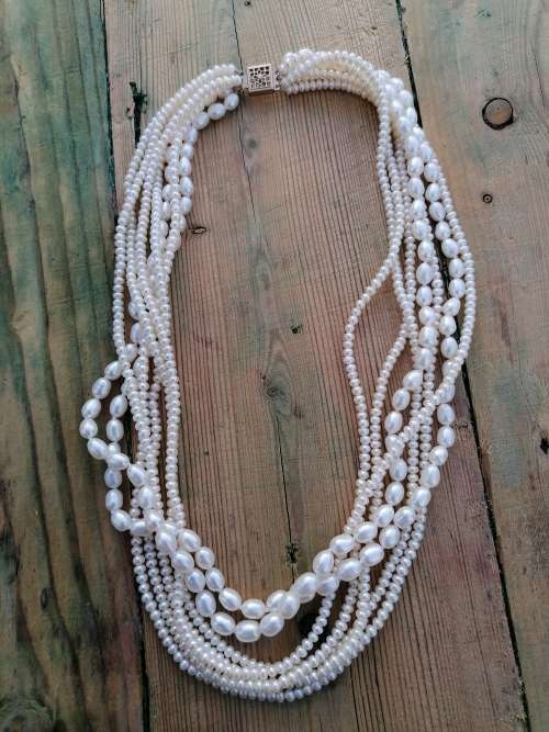 Vintage pearls necklace with 14 /20 marked clasp