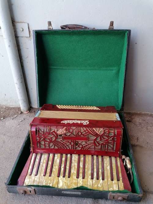 AN EARLY TO MID 20TH CENTURY GERALDO PIANO ACCORDION