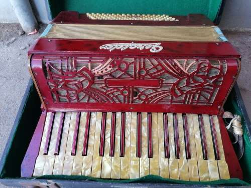 AN EARLY TO MID 20TH CENTURY GERALDO PIANO ACCORDION