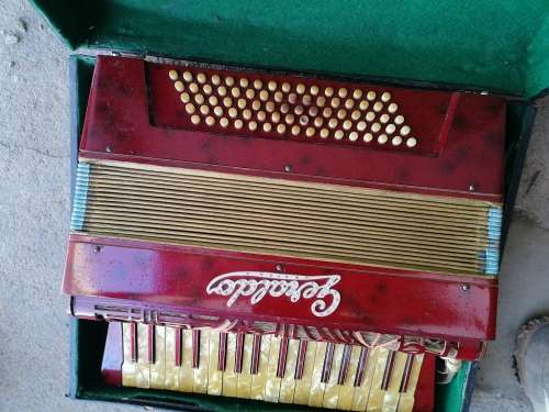 AN EARLY TO MID 20TH CENTURY GERALDO PIANO ACCORDION
