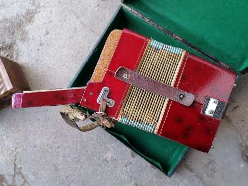 AN EARLY TO MID 20TH CENTURY GERALDO PIANO ACCORDION